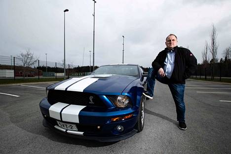 Jarno Lahnalahti vierellään Ford Mustang Shelby urheiluauto.